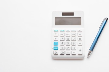 白背景の電卓とボールペン
