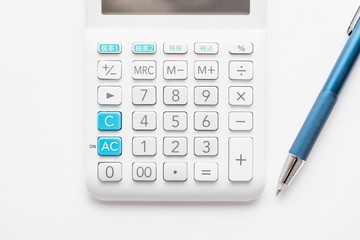 白背景の電卓とボールペン