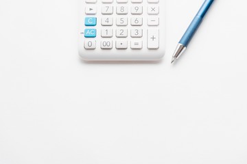 白背景の電卓とボールペン