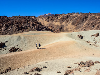 Fototapeta na wymiar pareja andando por el parque del Teide en Tenerife