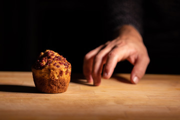 Tentación de querer comer un delicioso muffin