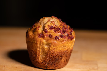 Un delicioso y tierno muffin encima de la mesa