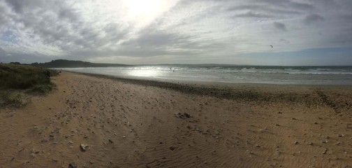 Promenade le long de la plage à Saint-Anne-La-Palud en Bretagne Finistère Cornouailles