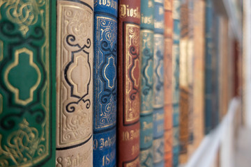 SCHRIFTEN IN BUNTER REIHE