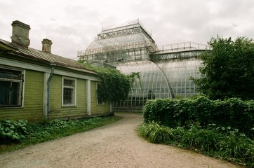 Fototapeta premium Sullen landscape. Big greenhouse in empty St.Petersburg Botanic garden in cloudy rainy day