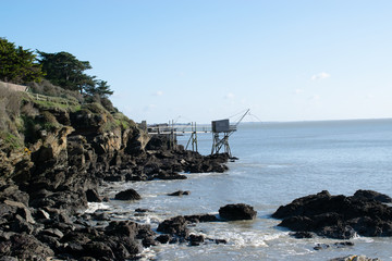 Pêcherie, pêche au carrelet qui surplombe la mer, montée sur pilotis côte de jade pornic loire...