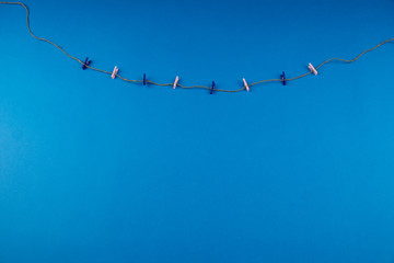 White and blue slats on a thread or tow, on a blue background.