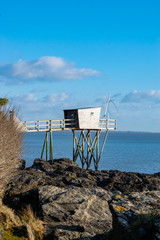 Pêcherie, pêche au carrelet qui surplombe la mer, montée sur pilotis côte de jade pornic loire atlantique france 