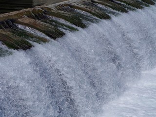 Staustufe - Wasser schießt mit Getöse in die Tiefe
