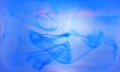 Wasser - Farbe - Blauer Dunst in Nebelschwaden