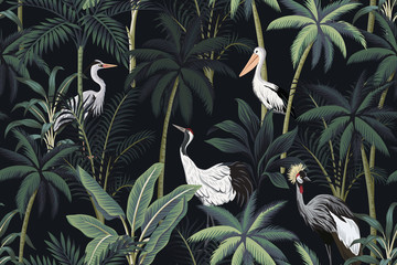 Tropische Vintage-Nachtlandschaft, dunkle Palmen, Pflanzen, Vögel florales nahtloses Muster schwarzer Hintergrund. Exotische Dschungeltapete. © good_mood