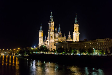 Fototapeta na wymiar Catedral de Zaragoza