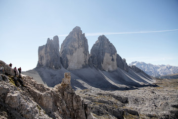 Dolomiten Wanderung im Herbst rund um die Drei Zinnen mit schöner Bergkulisse zur...