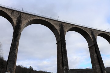 Viaduc de Cize Bolozon sur la rivière Ain dans la commune de Corveissiat - Département de l'Ain - Région Rhône Alpes - Reconstruit en 1946