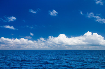 Fototapeta na wymiar perfect sky and water of indian ocean