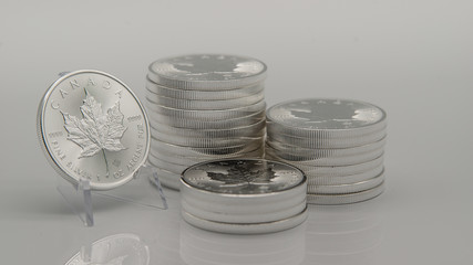 Maple Leaf Silber Münze close-up neben einem Stapel Münzen