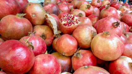 Romãs maduras prontas para o preparo de suco na Turquia
