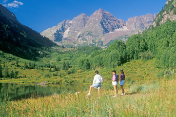 Naklejka premium Tourists At Maroon Lake, Colorado