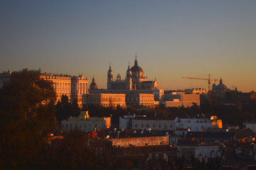 Obraz premium Catedral de la Almudena, desde el templo de Debod