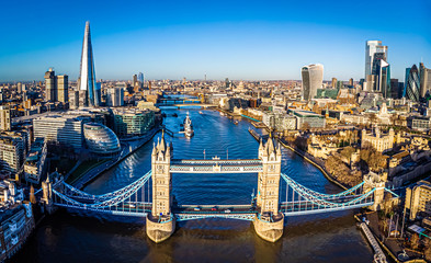 Uitzicht op Tower Bridge in de synny-ochtend, Londen
