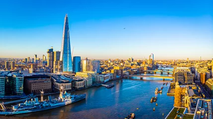 Blick auf die Wolkenkratzer von London am sonnigen Morgen, London © Alexey Fedorenko