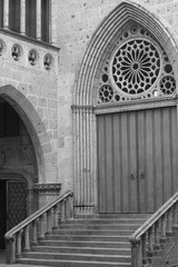 Puerta y escalera gótica de un templo