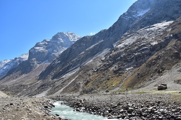 インドのヒマラヤ山岳地帯　スピティ谷の絶景　美しい山と渓谷と青空