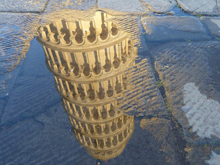 torre di Pisa riflessa © Natalia