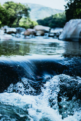 Chorro de agua de un r&iacute;o