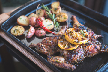 Pollo a la parrilla con papas