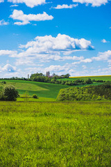 landwirtschaftlicher Hof wird von einem Natur Idyll umrahmt. Ein sonniger Tag mit wolkigem Himmel...