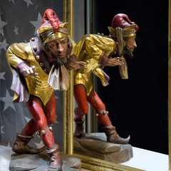 Kasper mit Spiegelbild im Schaufenster