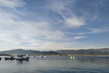 Fototapeta na wymiar fishing boats on the lake on a cloudy day