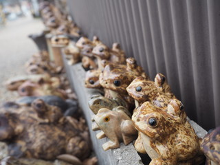 並べられた蛙の置物