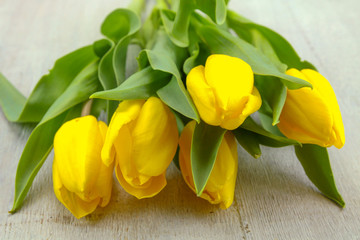 Obraz premium tulipe sur un fond en bois