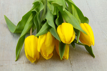 tulipe sur un fond en bois