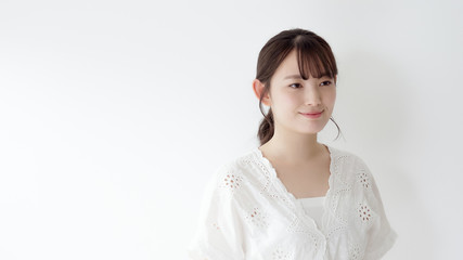 若い女性　笑顔