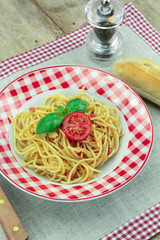 assiette de spaghetti à la tomate 
