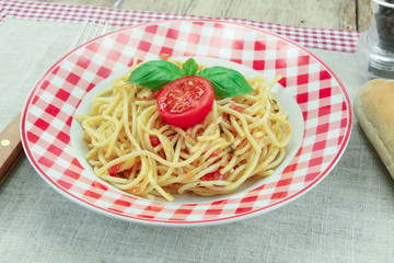 assiette de spaghetti à la tomate 