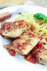 morceaux de poulet à la tomate et spaghetti