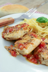 morceaux de poulet à la tomate et spaghetti