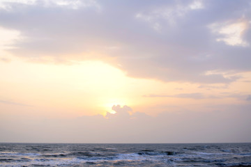 Obraz premium The sea in the dark blue sky on the day of bright
