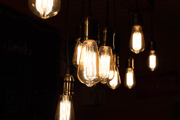 viele Glühlampen leuchten zur späten Stunde