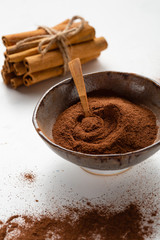 Aromatic powder og cinnamon and sticks
