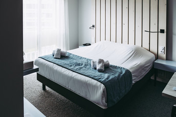 Décoration épurée d'une chambre d'hôtel avec lit king size