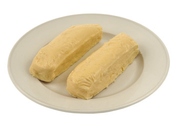 Quenelles dans une assiette en gros plan sur fond blanc