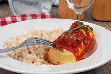 Quenelle à la sauce tomate avec du riz