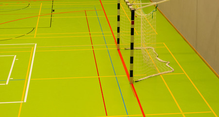 Hallenboden in einer Sporthalle mit diversen Linien