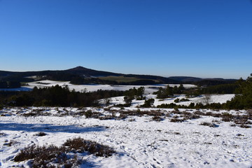 Blick über die verschneite Eifel an der Hohen Acht
