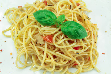 spaghetti &agrave; la tomate sur un fond blanc